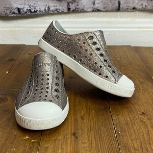 Native toddler size 9 gray glitter Jefferson foam sneakers